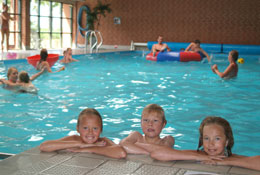 Børnevenlig swimmingpool med plads til leg.