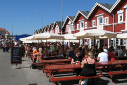 Hyggelig stemning på havnen i Skagen